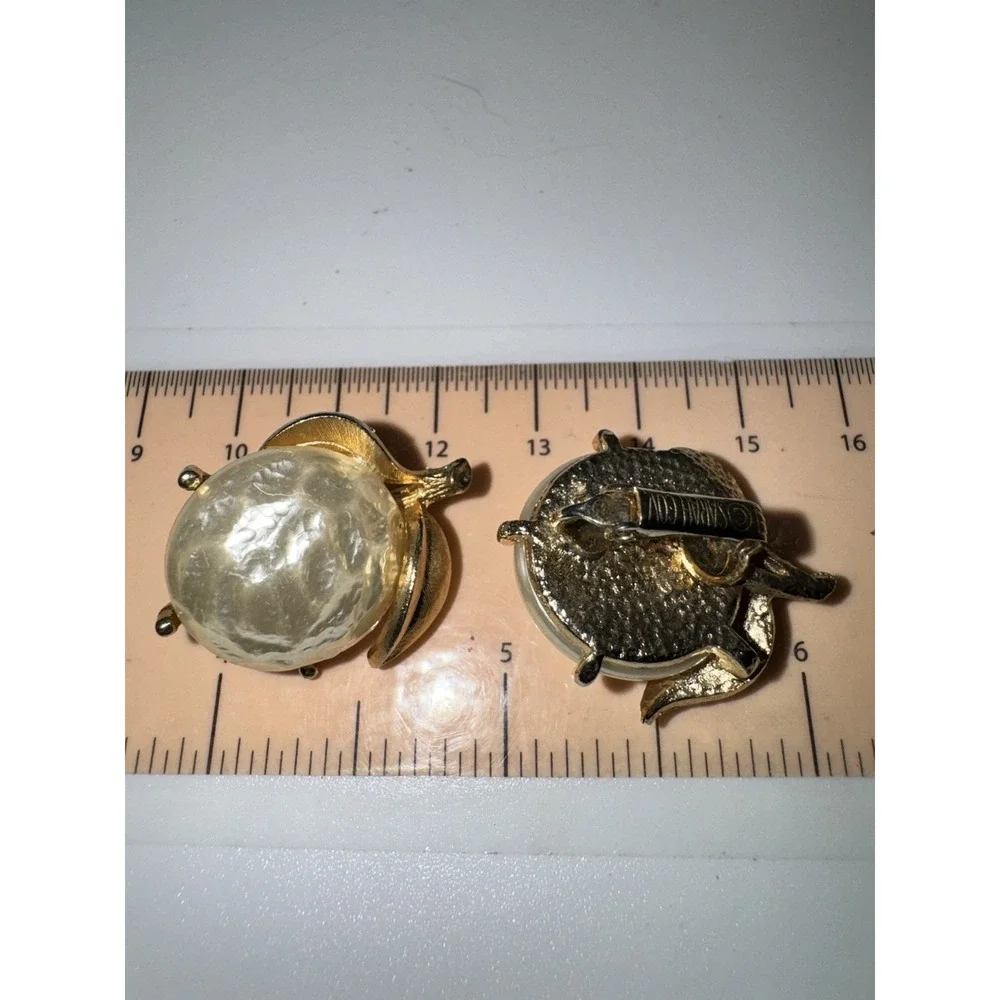Lot Of (5) Vintage Clip‎ On Earrings - Sarah Cov Hong Kong And Some Unmarked